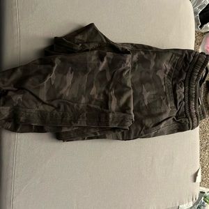 Athleta Camo Farallon Jogger pants. Never worn. Size 16